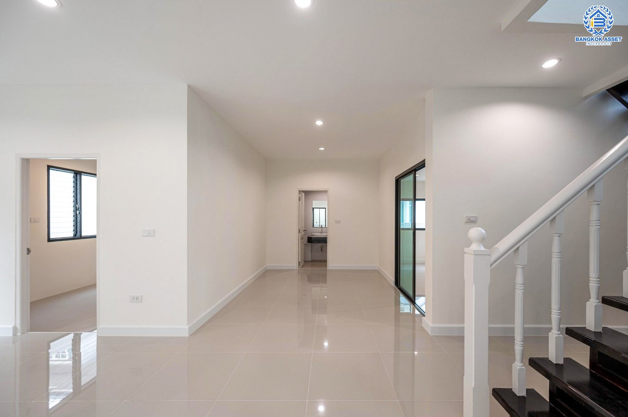 บ้านมือสองตกแต่งใหม่ โครงการ วรารมย์ เพชรเกษม81 แบรนด์ Q.House รองรับทุกความสุขใกล้ส่วนกลาง เนื้อที่ 64.1 ตร.ว. ฟังก์ชัน 4 ห้องนอน 3 ห้องน้ำ 1 ห้องอเนกประสงค์ จอดรถได้ 2 คัน บนทำเลใกล้ The Mall บางแค และเชื่อมต่อ ถนนกาญจนาฯ ถนนบางบอน และถนนพุทธมณฑลสาย4